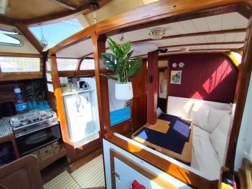 Ouistreham Boat Rental | Saga, Voilier confortable en bois