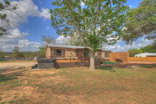 Fredericksburg House | Sage: Peaceful Hill Country Retreat with Hot-Tub!
