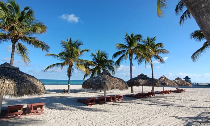 Sunny Isles Beach Hotel | Sahara Beach Club