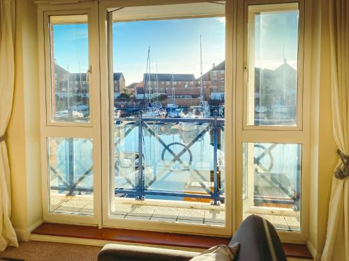 Eastbourne Apartment | Sailor's Rest - modern flat with water views