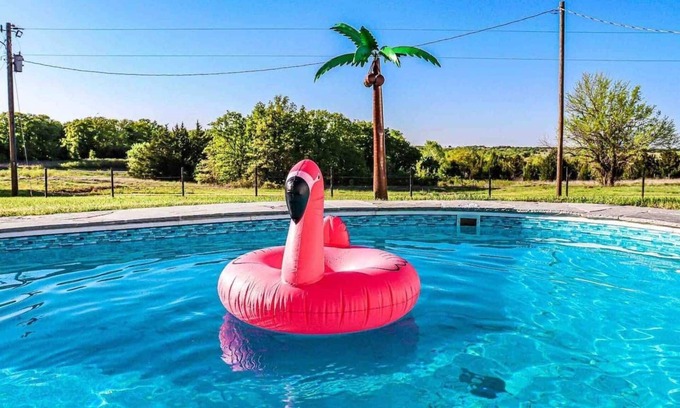 Myra House | Saint Jo | Pool| Hot Tub | Fire Pit | 3BR 2BA
