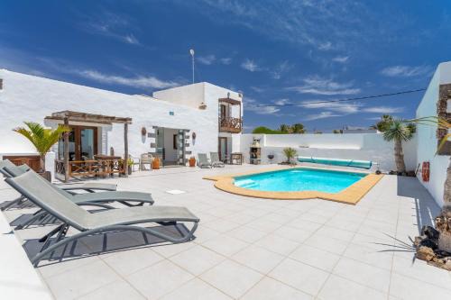 Tiagua Apartment | Sala Botanica Studio - Shared Pool - Central Island Location - 10 mins drive to Famara and La Santa