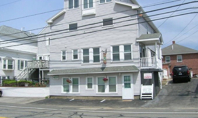 Salisbury Cottage | Salisbury Beach Escape, families only | NO pets | BEST DEAL at the beach