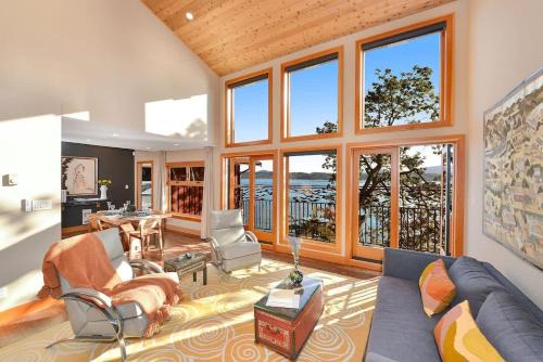 Cowichan Bay House | Salishan Tree House Suite