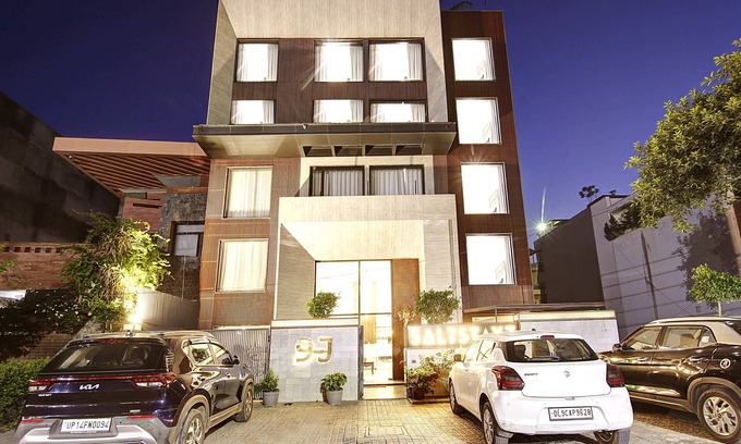DLF Phase 3 Hotel | Saltstayz Premier – Cyber Hub