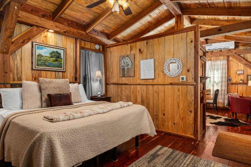 Fredericksburg House | Saw Mill Cabin - Hot Tub & 10 Mins to Main St