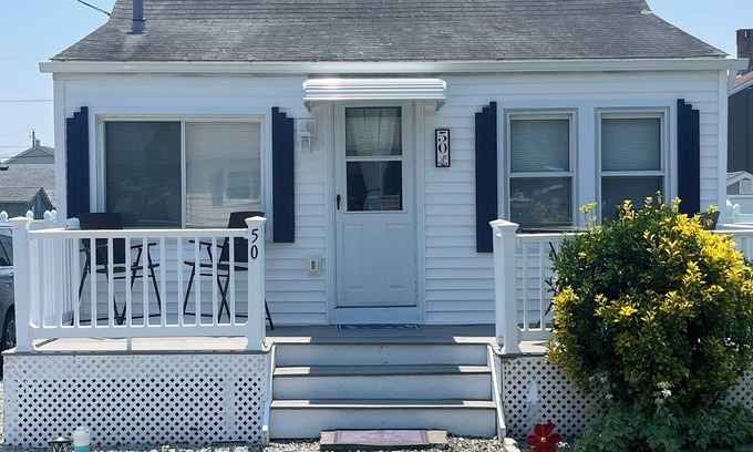 Narragansett Cottage | Scarborough Beach Cottage - Walk to the Beach!