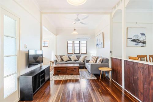 Scarness House | Scarness Cottage - Serene Queenslander by the Sea