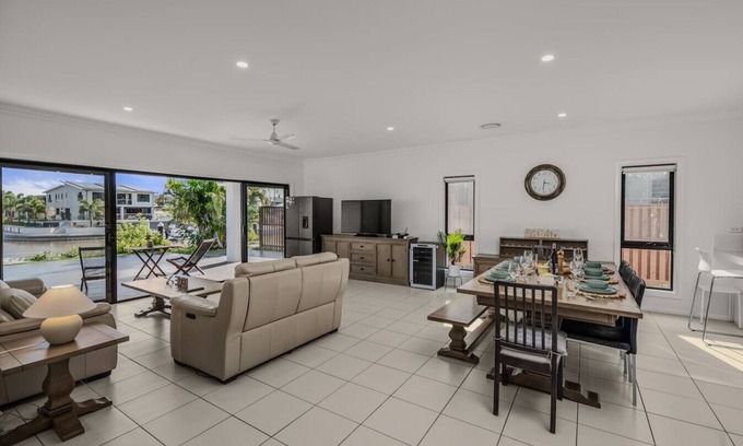 Coomera House | Scenic 5-Bed Riverview Classic & Relaxing Escape
