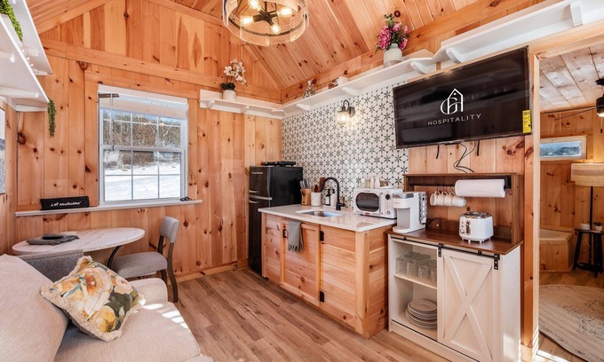 New Plymouth Cabin | Scouts Cottage + Pickleball Court l Hot Tub