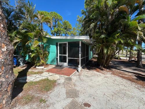 Bonita Shores Apartment | Sea Turtle - Fresh Spacious Cottage W&D Kit 1.3 Mi to Beach