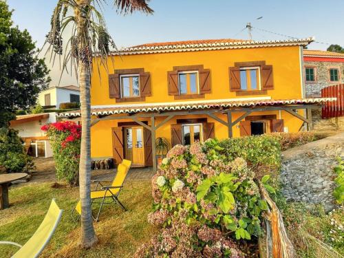 Calheta House | Sea-view house in Fajã da Ovelha with garden and terrace