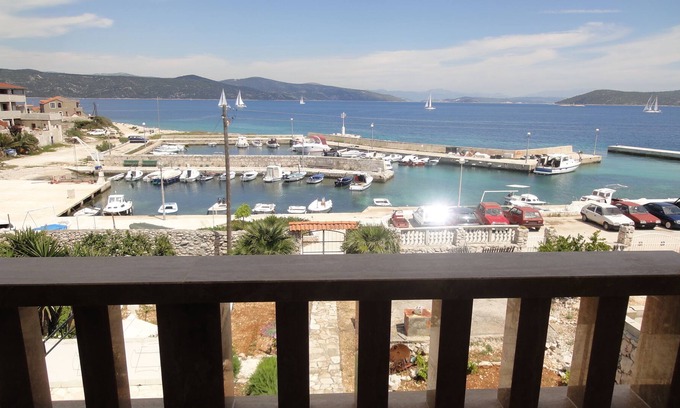 Drvenik Mali Apartment | Seafront apartment for 4+1 at Apartments Villa Ana - open sea view