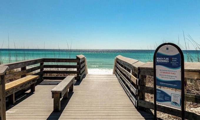 Crane Hill House | Seagrove 30A 2 bedroom plus bunks easy beach access -4 bikes