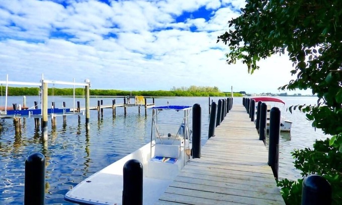 Placida House | Seahorse Hideaway: Cute and cozy, perfect location close to dock and beach!