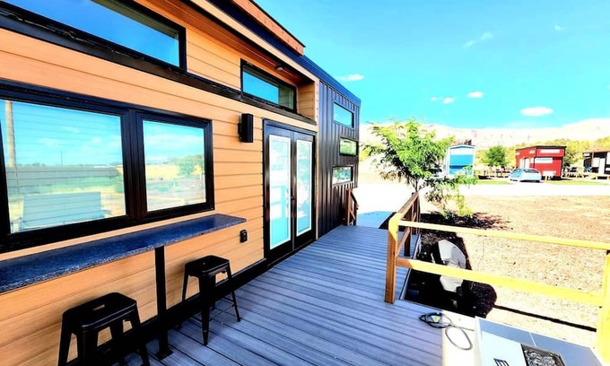 Apple Valley Cabin | Seamless Comfort: Designer Modern Tiny Home featuring All Amenities in Apple Valley, Utah