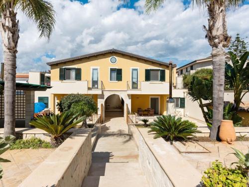 Reitani Apartment | Seaside Apartment with BBQ & Garden