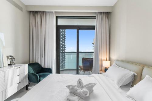 Palm Jumeirah Apartment | Seaside Lux Retreat 2-BR Private Beach