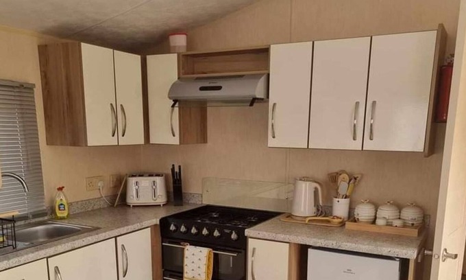 Rhyl Cabin | Seaside Serenity Cabin Retreat