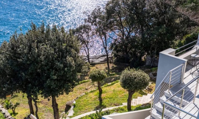 Erbalunga Villa | SEASIDE VILLA. PRIVATE SEA ACCESS. IDEAL FOR FAMILIES AND FRIENDS