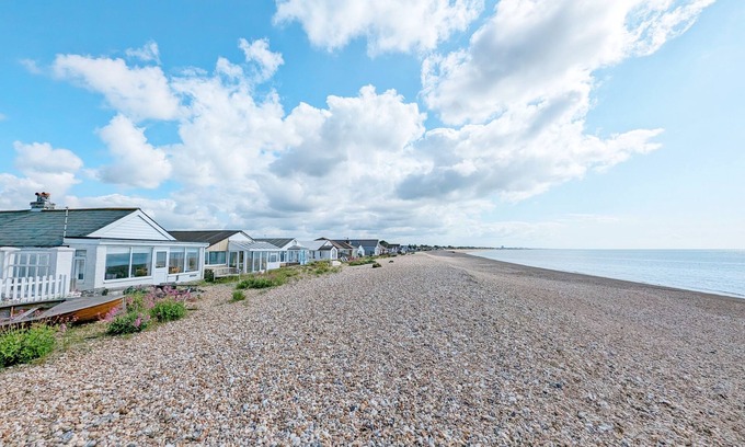 Pagham Cabin | Seaspray - Pagham - a family house that sleeps 7 guests in 4 bedrooms