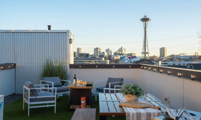 Lower Queen Anne Villa | Seattle Luxury | Space Needle | Walkable | Parking