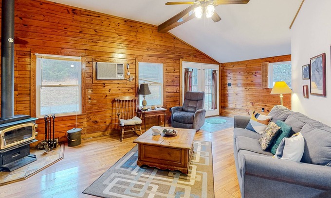 Eureka Springs Cabin | Secluded cabin with a pool, wooded views, pond nearby
