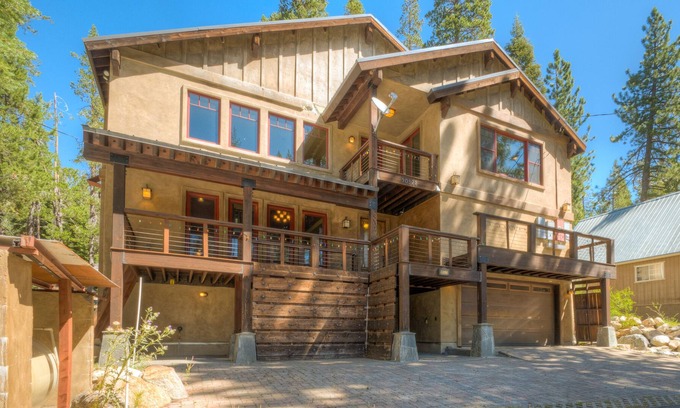 Pla-Vada Woodlands House | Secluded, dog-friendly home with a private hot tub, gas fireplace, washer/dryer