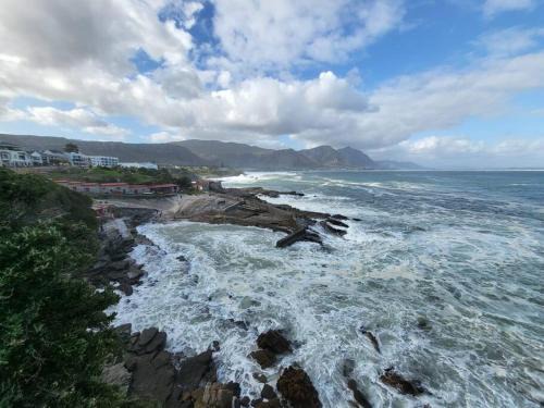 Hermanus City-Centre Apartment | *Self-Check in - Whale Watching Paradise -Central*