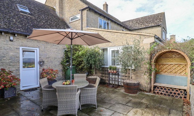 Cleeve Hill Cottage | SELF CONTAINED ANNEX, romantic, with a garden in Winchcombe