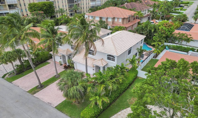 Lauderdale-by-the-Sea House | SENSATIONAL LOCATION 2.5 blocks Publix, Beach, Dining,Shops All Waiting for YOU!