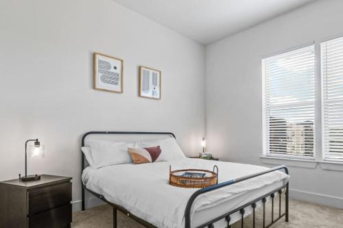 West Oak Hill Apartment | Serene Condo 1Bd1Ba Pool w Golf
