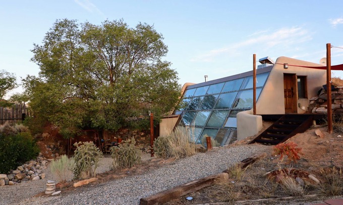 El Prado House | Serene Earthship near Taos w/Hot Tub, King Suite, Mountain Views & Outdoor Gym