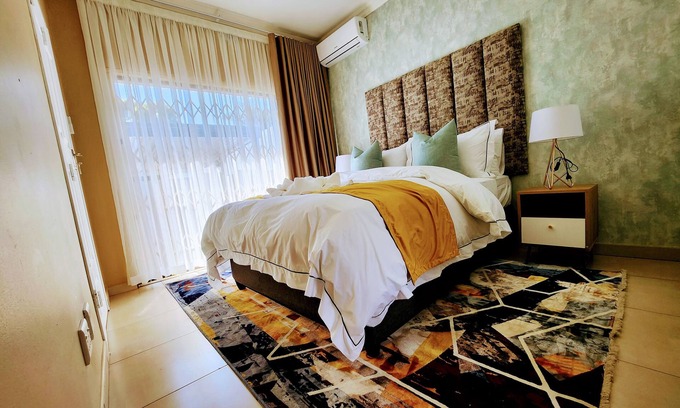 Greater Johannesburg Metropolitan Area Cottage | Serene Escape: 1-Bedroom Apartment in Parkmore with Uninterrupted Solar Power