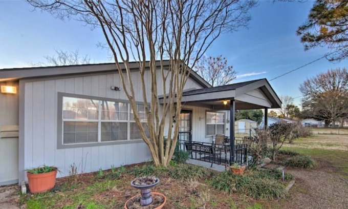 Cedar Creek Reservoir House | Serene Home w/Yard on Cedar Creek Lake