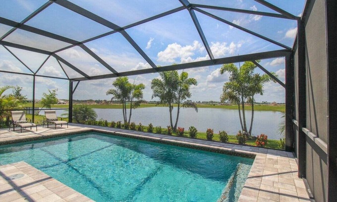 Lakewood Ranch House | Serene lakefront pool home in Lorraine Lakes - Coral Paradise