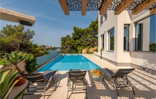 Zaboric House | Seven-Bedroom Holiday Home In Zaboric