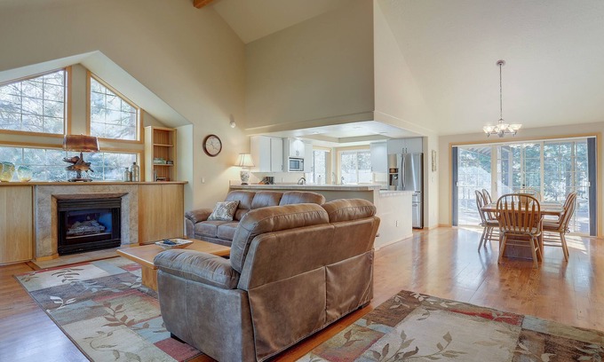 Sunriver House | SHARC Passes, Close to South Entrance, Fireplace, Pet Friendly