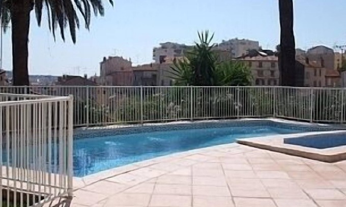 Riou - Petit Juas - Av de Grasse Apartment | Shared Pool and Garden