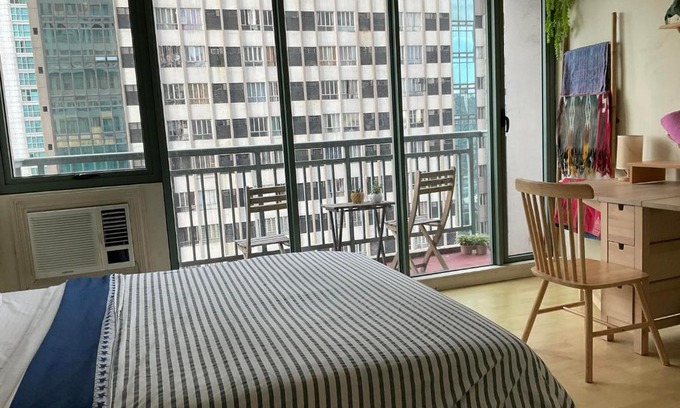 Highway Hills Apartment | SHAW BLVD 69 sqm 2 bdrm w/WiFi, parking, across Shangrila Mall