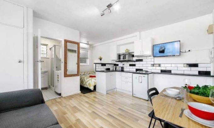 St Kilda West Apartment | ShelleyStayz Park St