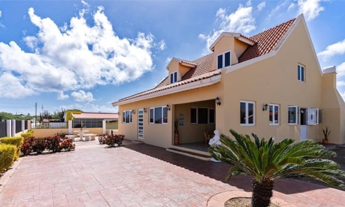 Shiribana House | Shiribana, Centrally located, Family Home