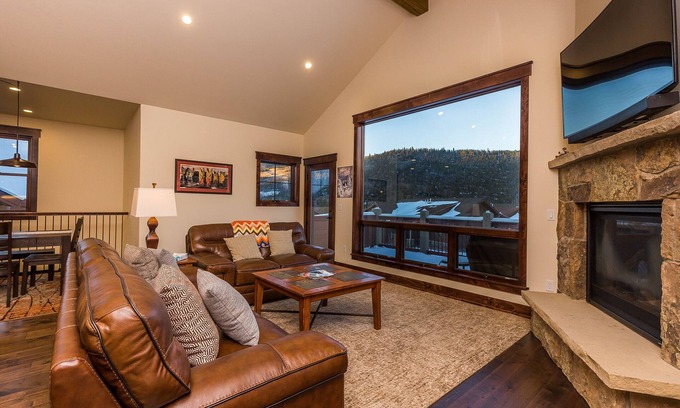 Keystone House | Shuttle Nearby, Minutes Away from Gondola, Shopping, Restaurants, and More!
