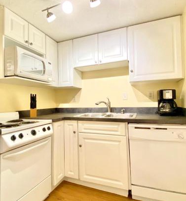 Siesta Key Village House | Siesta Beach Cottage, Sleeps 6, Walk to Beach, Stores, & Restaurants