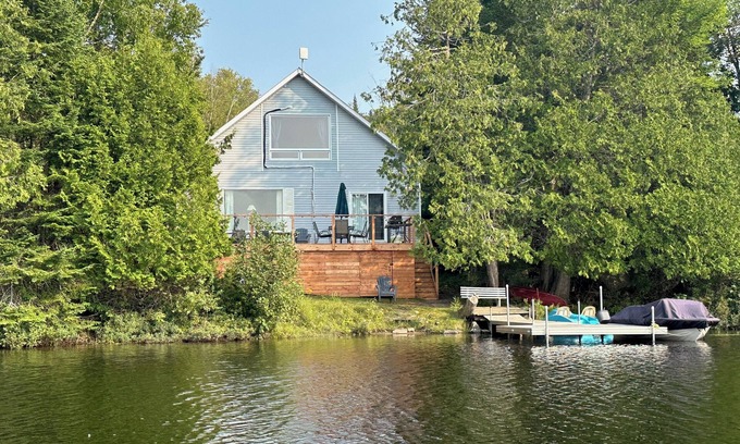 Wentworth-Nord Ski Chalet | Silk Spacious Lakefront Cottage: Flat Beach, Great View, 5 min to store & SAQ