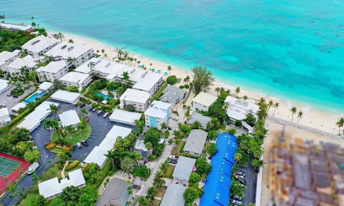 Seven Mile Beach Apartment | Silver Thatch House – Luxe Cayman Islands Beach Stay Near Dining & Shops