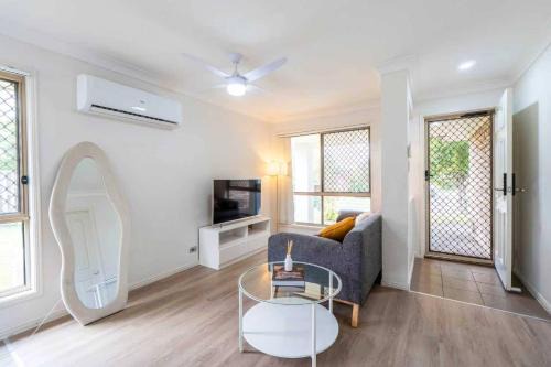 Redbank Plains House | Simple and Comfy Family Home between BNE and Ipswich