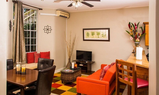Marisule House | Simply Heavenly!Self Catered Apartments With Huge Pool - One-Bedroom Apartment
