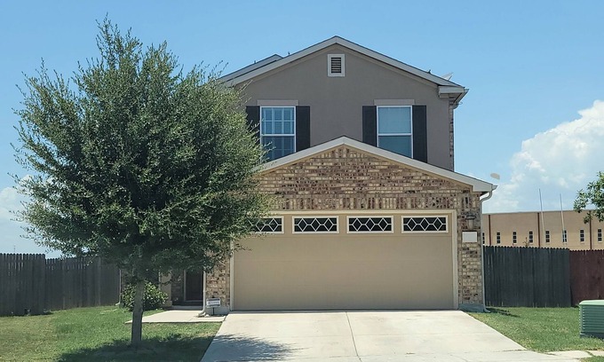 Universal City House | Single Family House, minutes away from shopping and Randolph area
