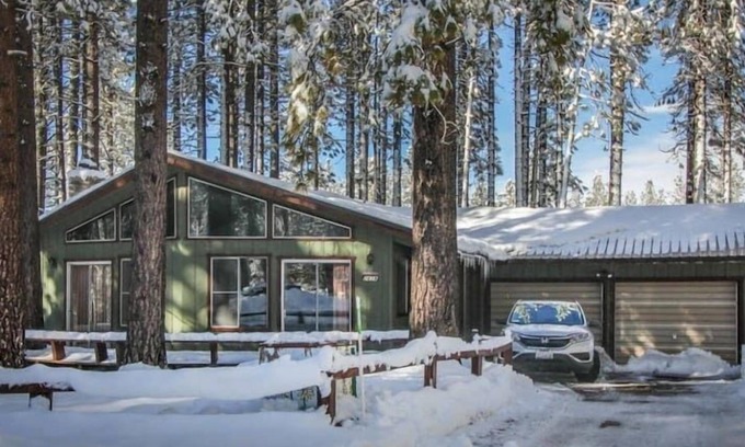 Black Bart Cabin | Single Level ✔ King & Queen Bed ✔ Dog friendly ✔ 3 Bedrooms ✔ Outside Fire Pit ✔
